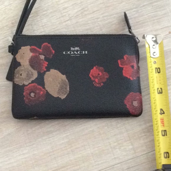 Coach flower  wristlet - Picture 6 of 6